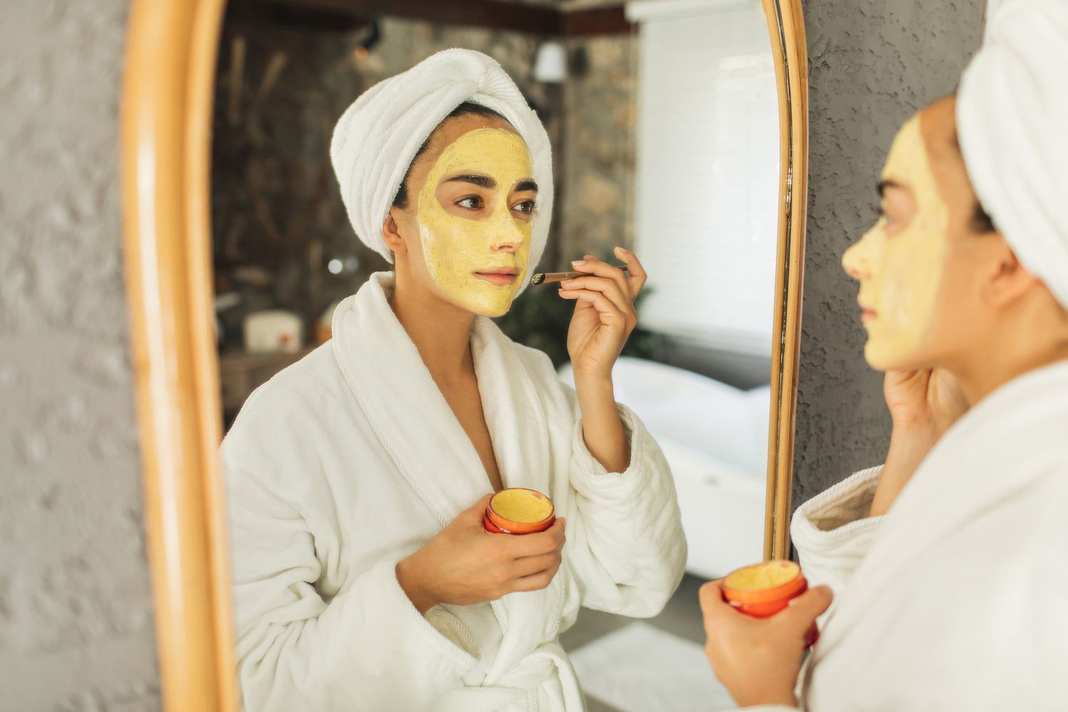 طريقة تطبيق خلطة الكركم على الوجه