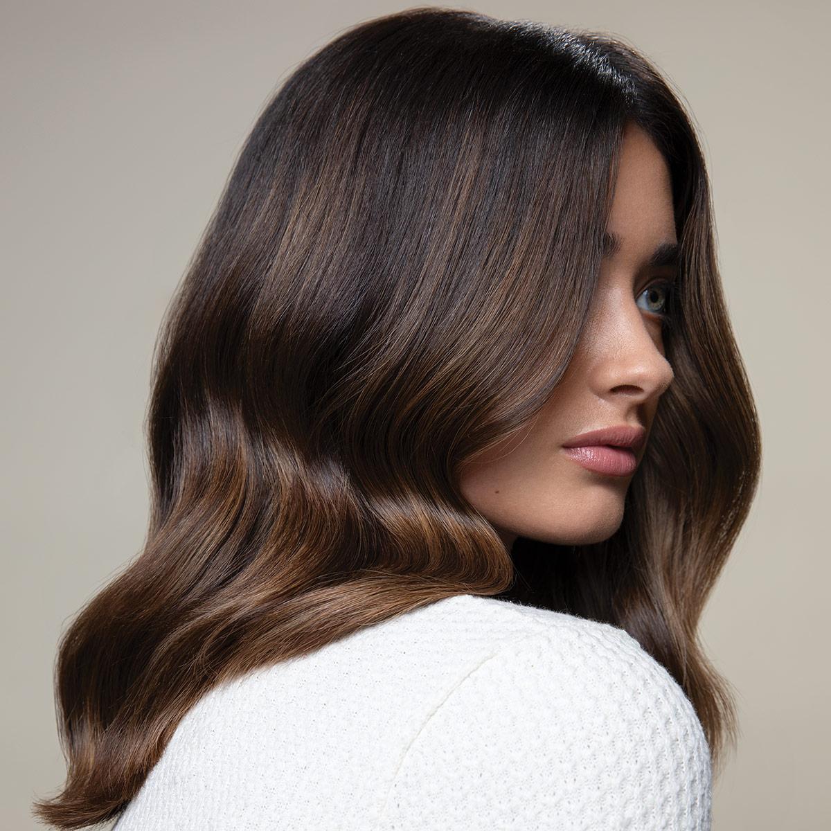 شعر بني بدرجات قريبة