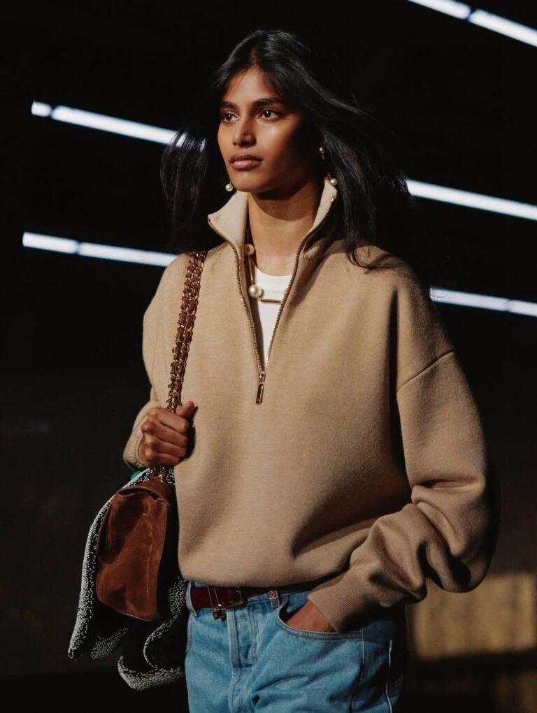 قصة Bhavitha Mandava التي حلمت فوصلت لتفتتح عرض أزياء العلامة العريقة Chanel