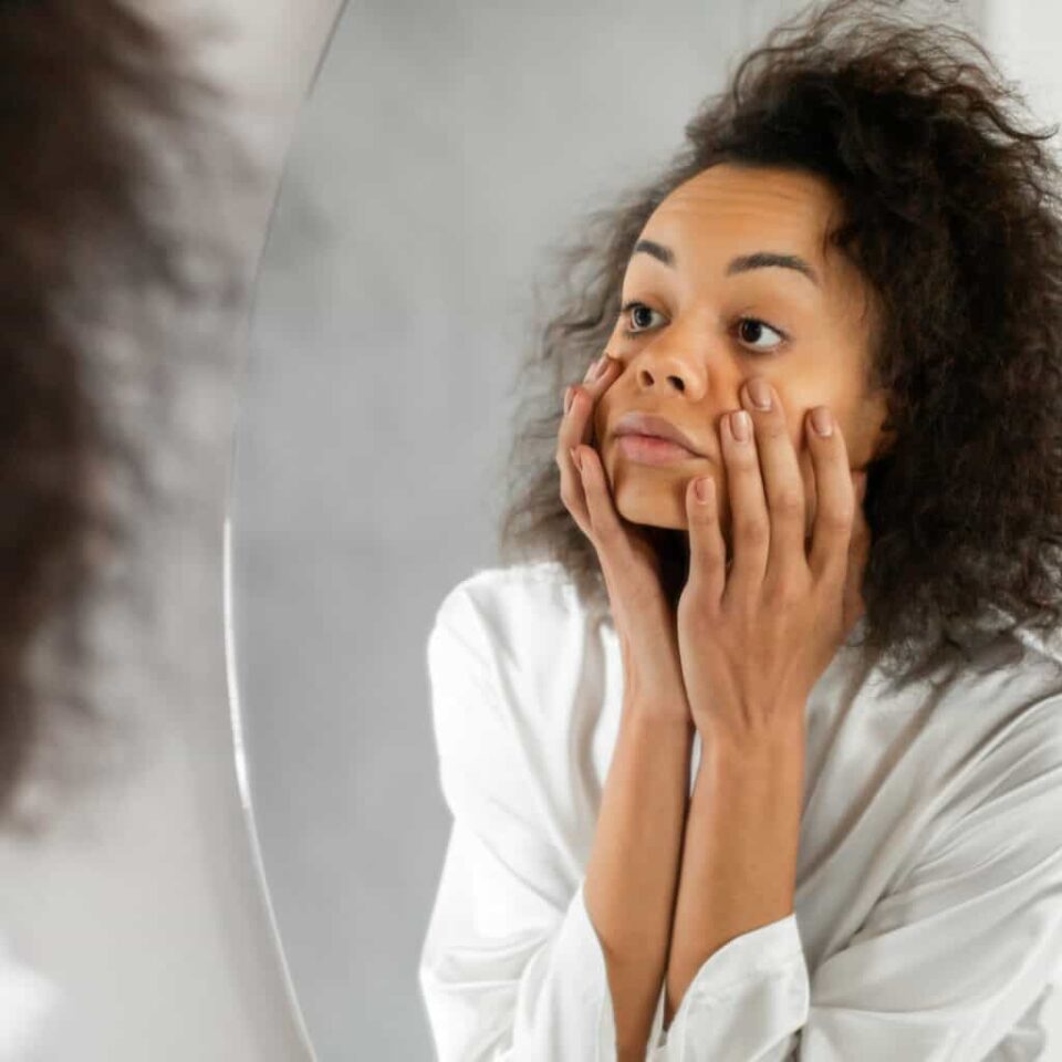 4 عوامل لظهور حفرة تحت العين واحسن علاجات لها!