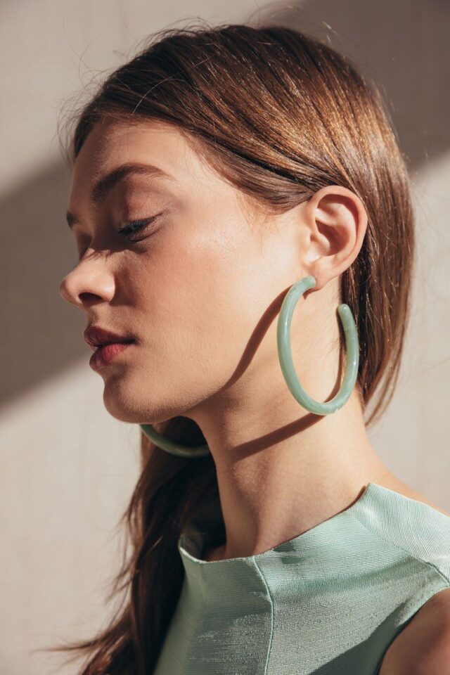 أنواع وموديلات حلق دائري وطرق تنسيقها مع الإطلالات