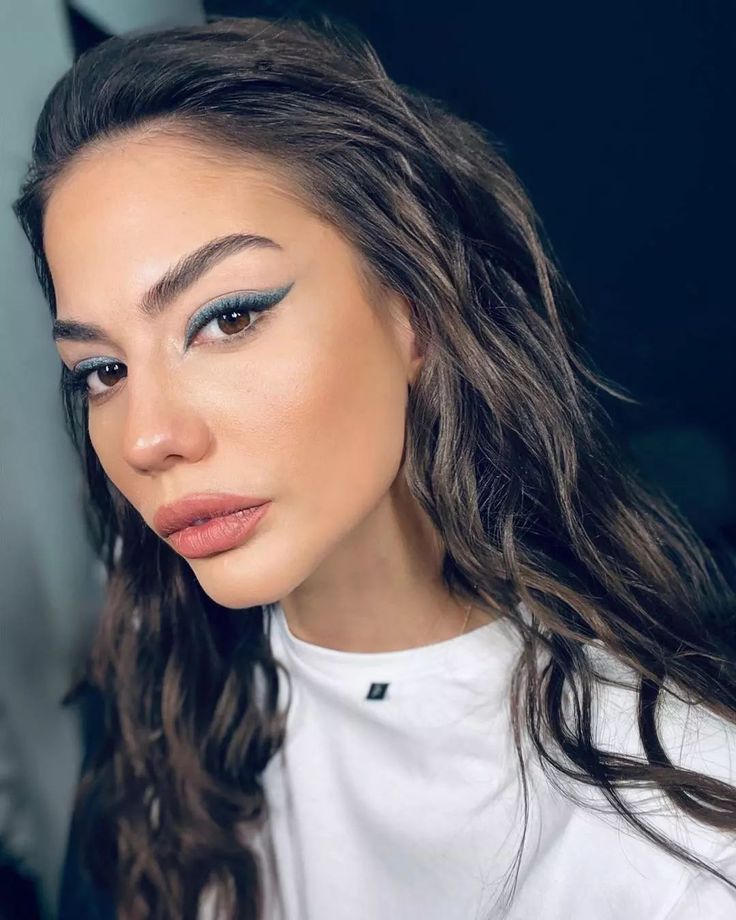 مكياج يسلط الضوء على العينين