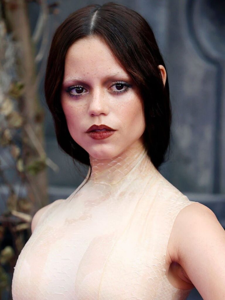 ناتالي بورتمان وجينا أورتيغا في The Gallerist