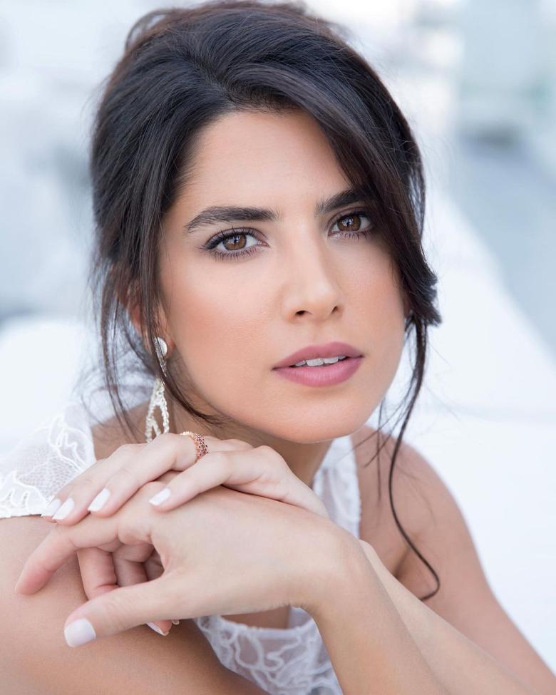 كارمن بصيبص بفستانها الابيض