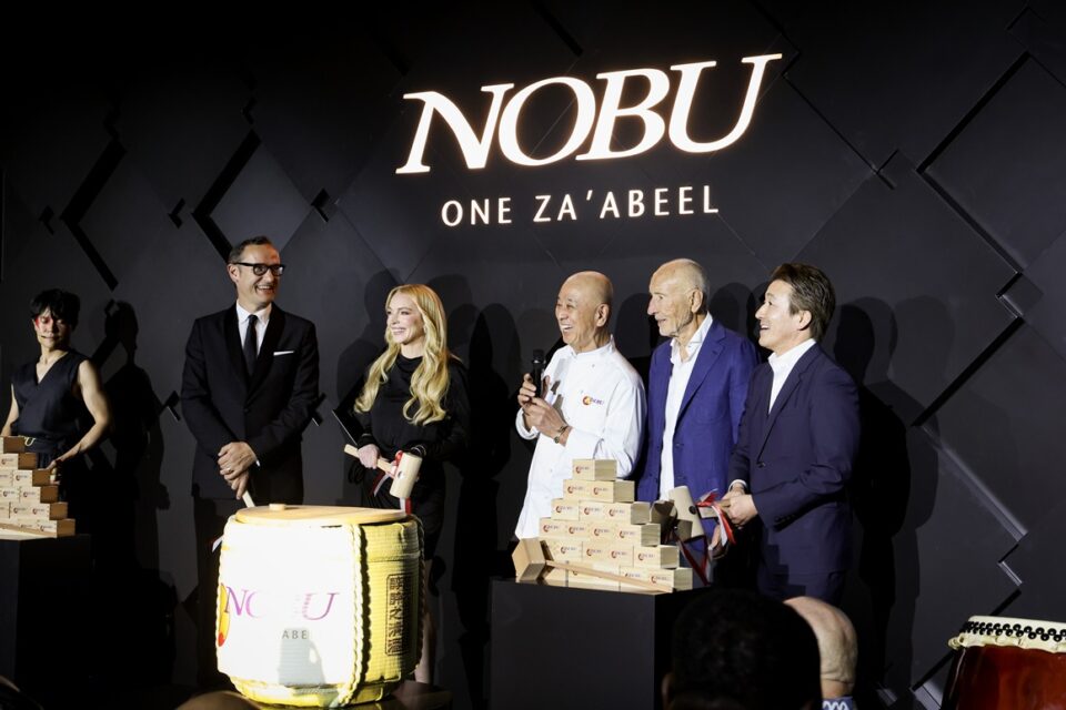 نجوم عالميون يتألقون على سجادة دبي الحمراء في افتتاح Nobu One Za’abeel