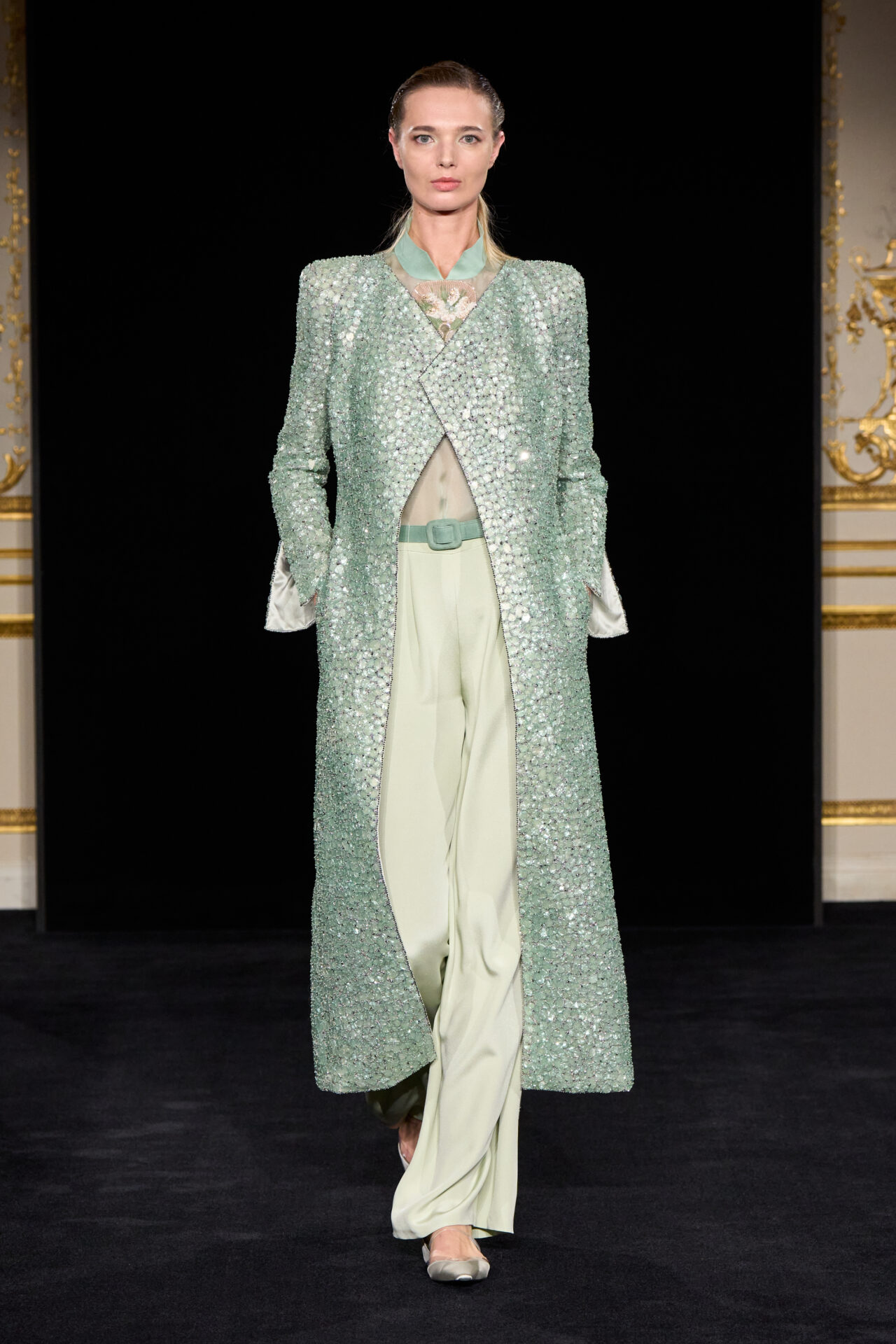 Giorgio Armani Privé علامة تفتتح فصلاً جديدًا من الأنوثة الهادئة