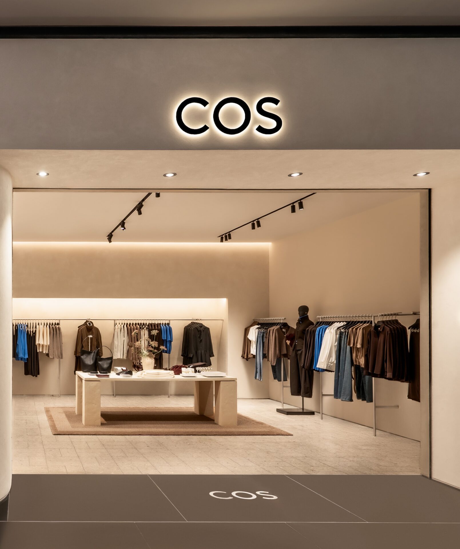 علامة COS تفتتح متجرها الجديد في مول الإمارات