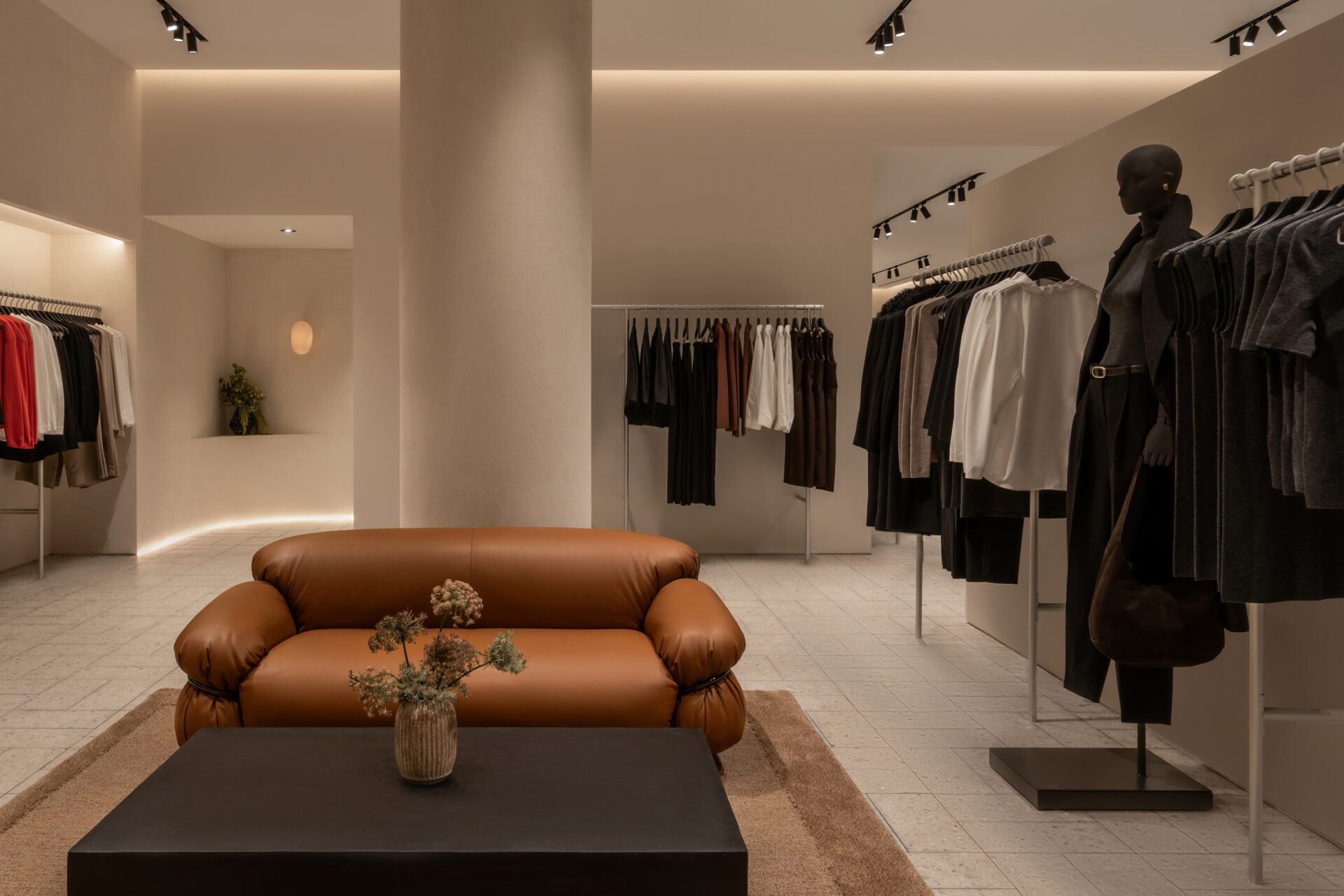 متجر COS الجديد في الإمارات 