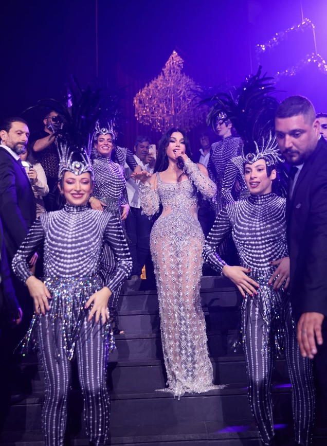 هيفاء وهبي تقص فستانها خلال حفلها في بيروت!