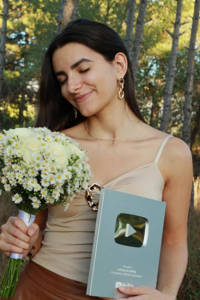 لاريسا الأشقر تحوّل مخاوفها إلى مساحة تدعم الفتيات