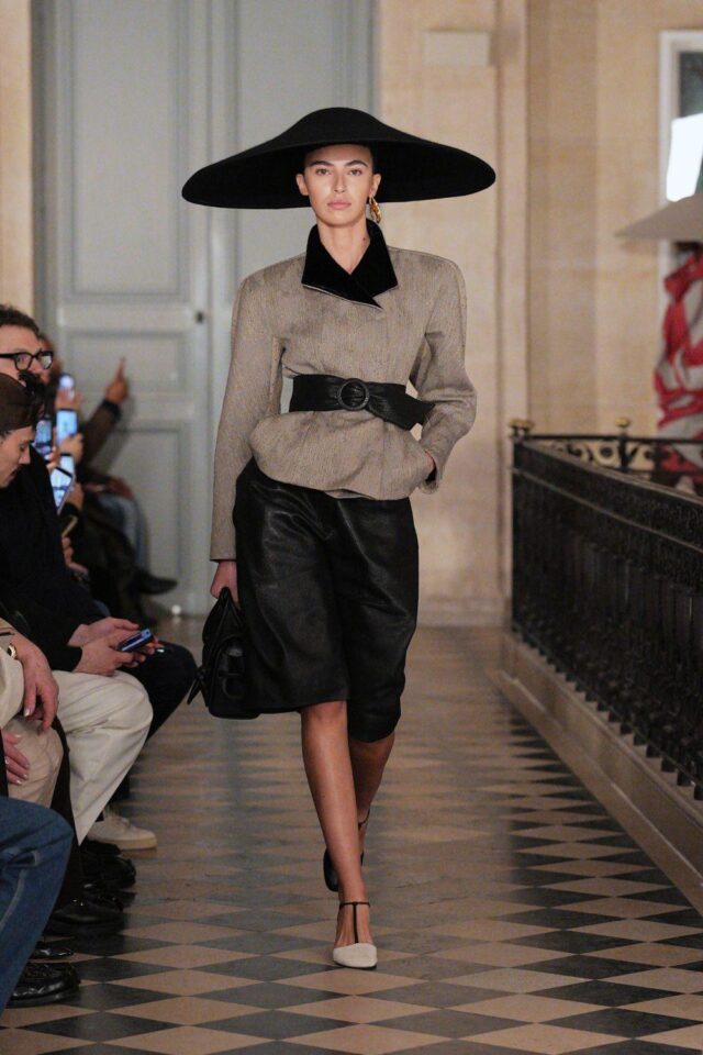 جولة على اليوم الأول من عروض الأزياء الراقية في باريس لصيف 2026