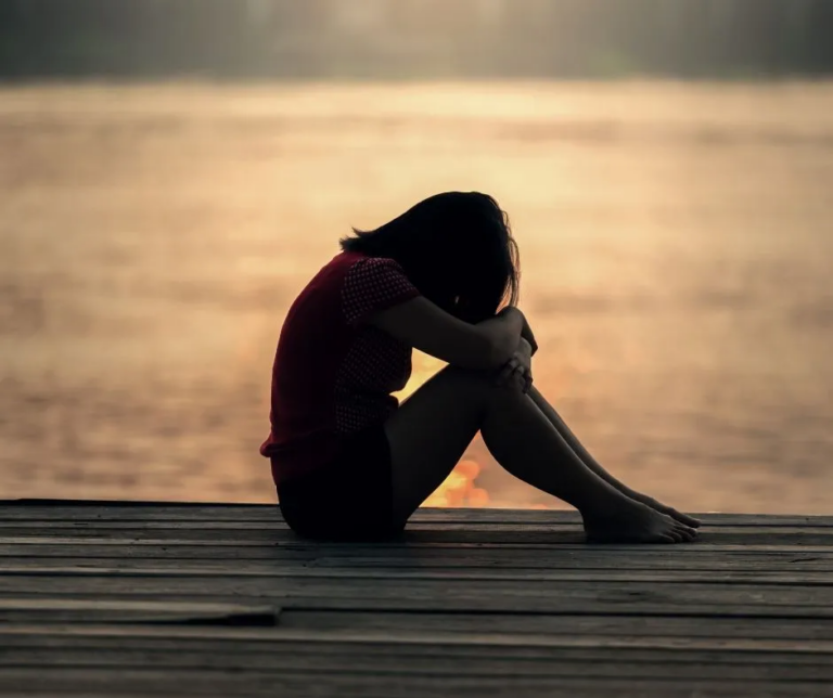 علامات العلاقة السامة... حين يتحول القرب إلى أذى!