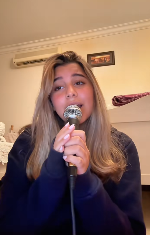 هنا ابنة شيرين عبد الوهاب تؤدي أغنية خاصة بوالدتها