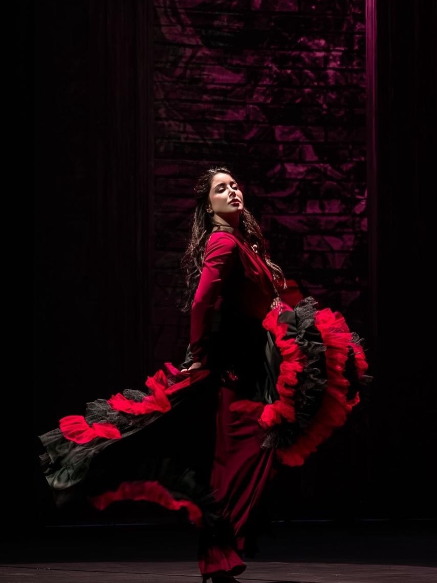 أسيل عمران بطلة من أبطال مسرحية ڤيڤا لا ڤيتا