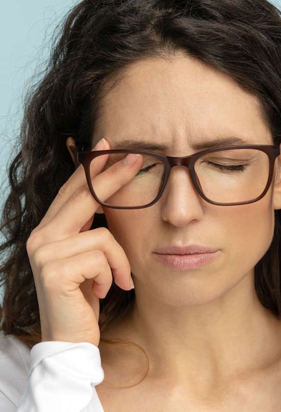 اكتشفي دلالات رفة العين اليسرى في علم النفس!