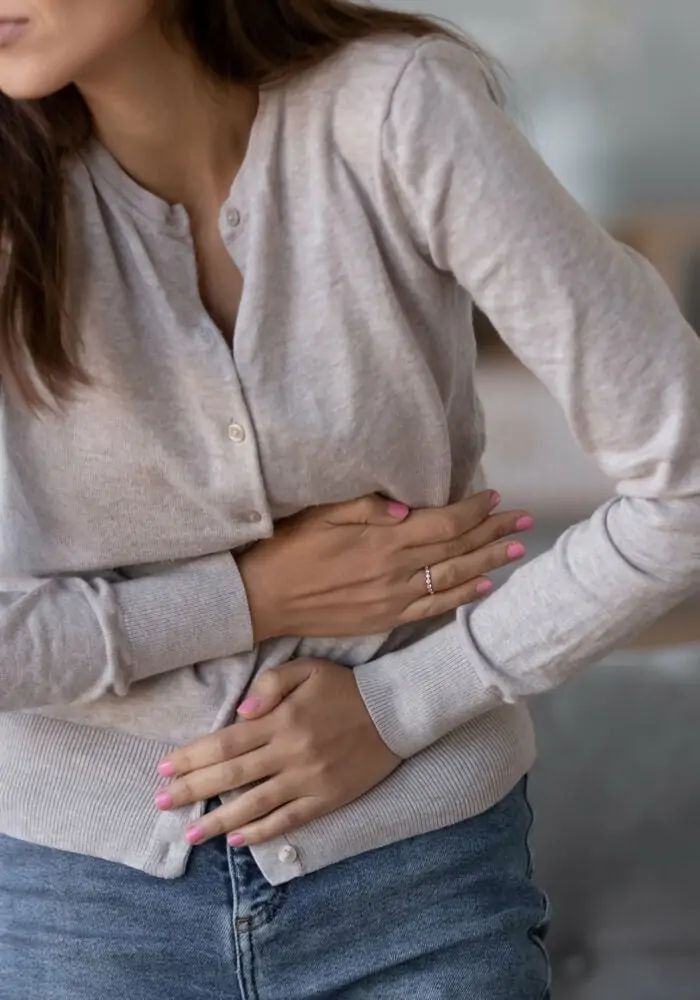 عسر الهضم بعد الإفطار: كيف تتجنبينه وتستمتعين بأمسيات رمضانية مريحة؟