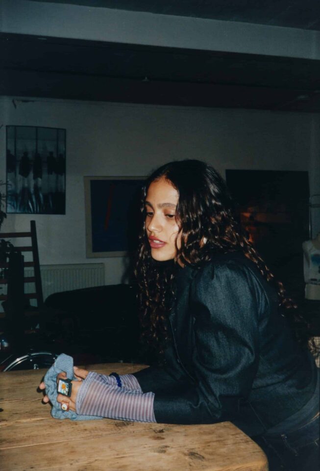 جنا عمرو دياب تطلق أغنيتها الجديدة باللغتين العربية والإنجليزية