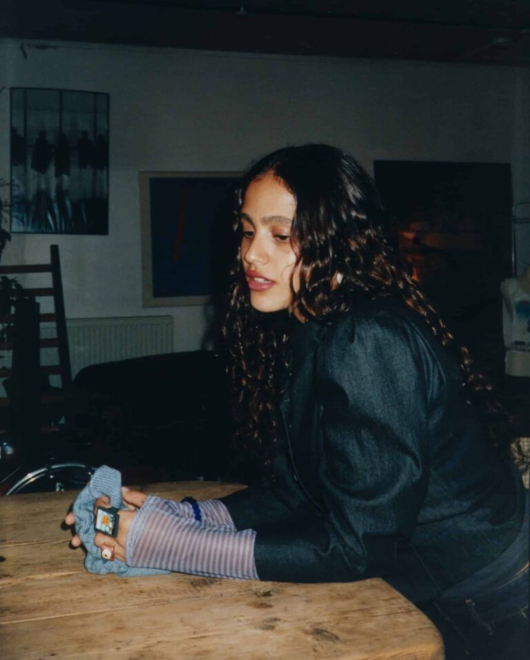 جنا عمرو دياب تطلق أغنيتها الجديدة باللغتين العربية والإنجليزية