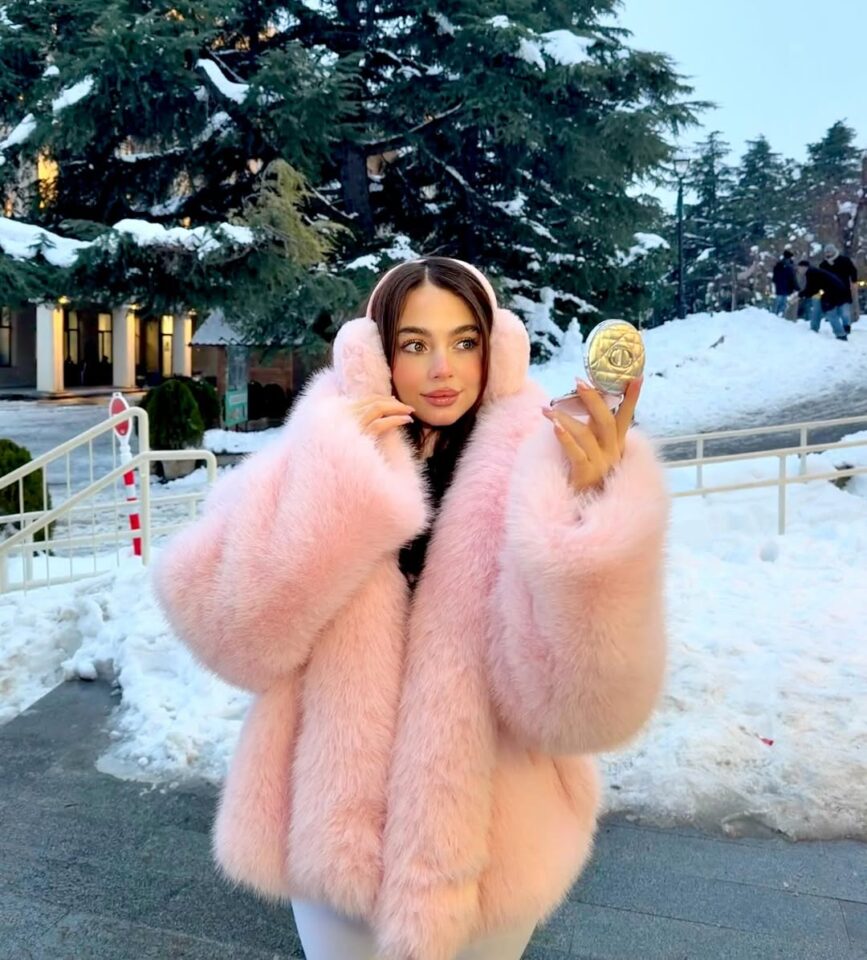 بيسان إسماعيل تستعرض سيارتها الجديدة