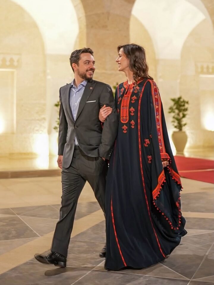 الأميرة رجوة بالعباءة السوداء المطرزة خلال إفطار العائلة الهاشمية