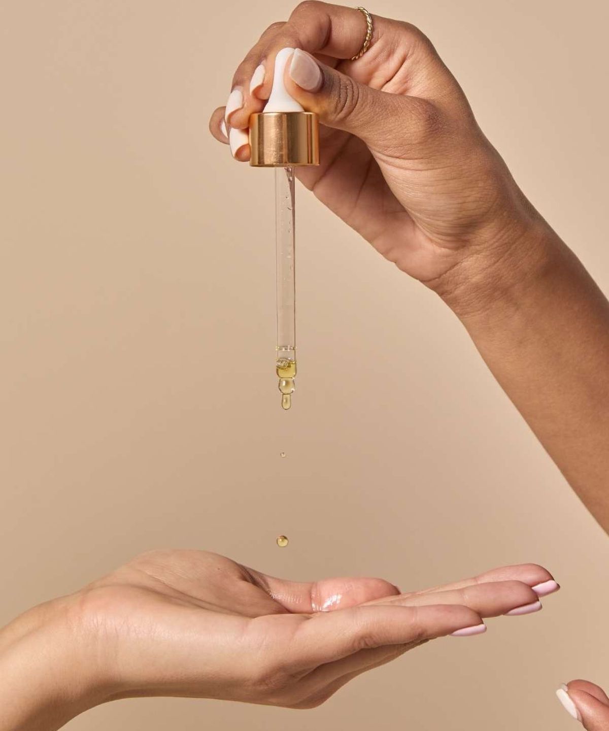 طريقة لفرك الشعر بالزيت للترطيب