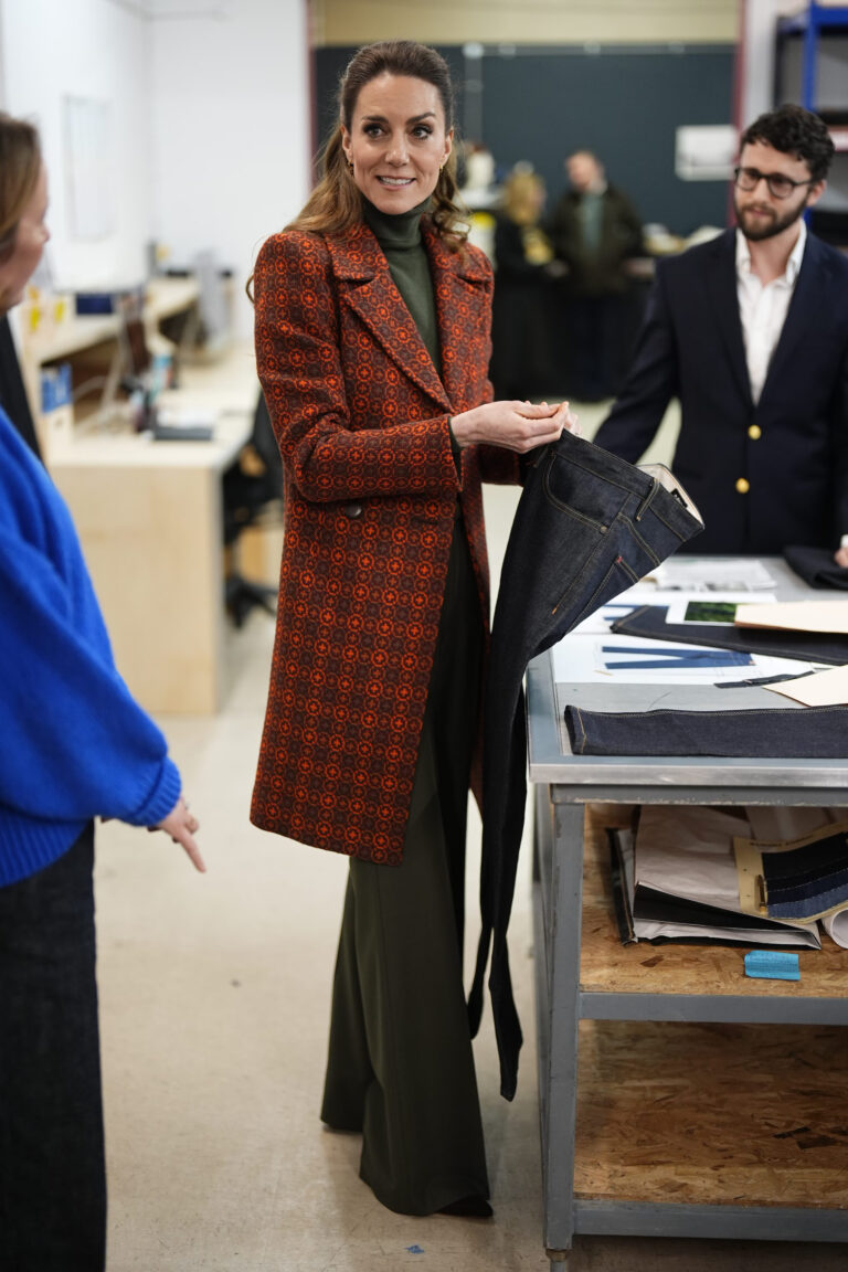 هدية مميزة للأمير ويليام تخيطها كيت ميدلتون بنفسها!