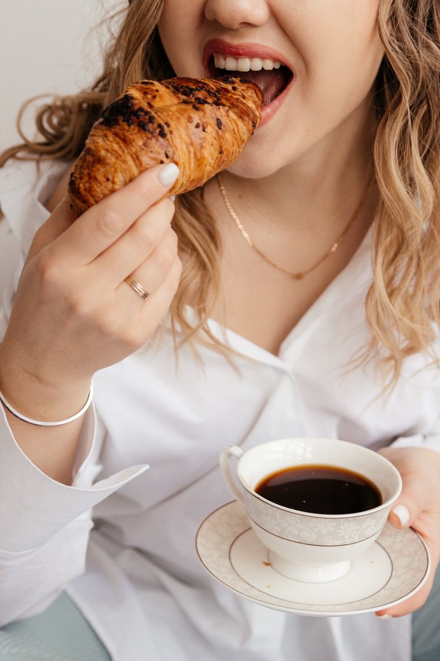 كروسان بالزبده مع القهوة