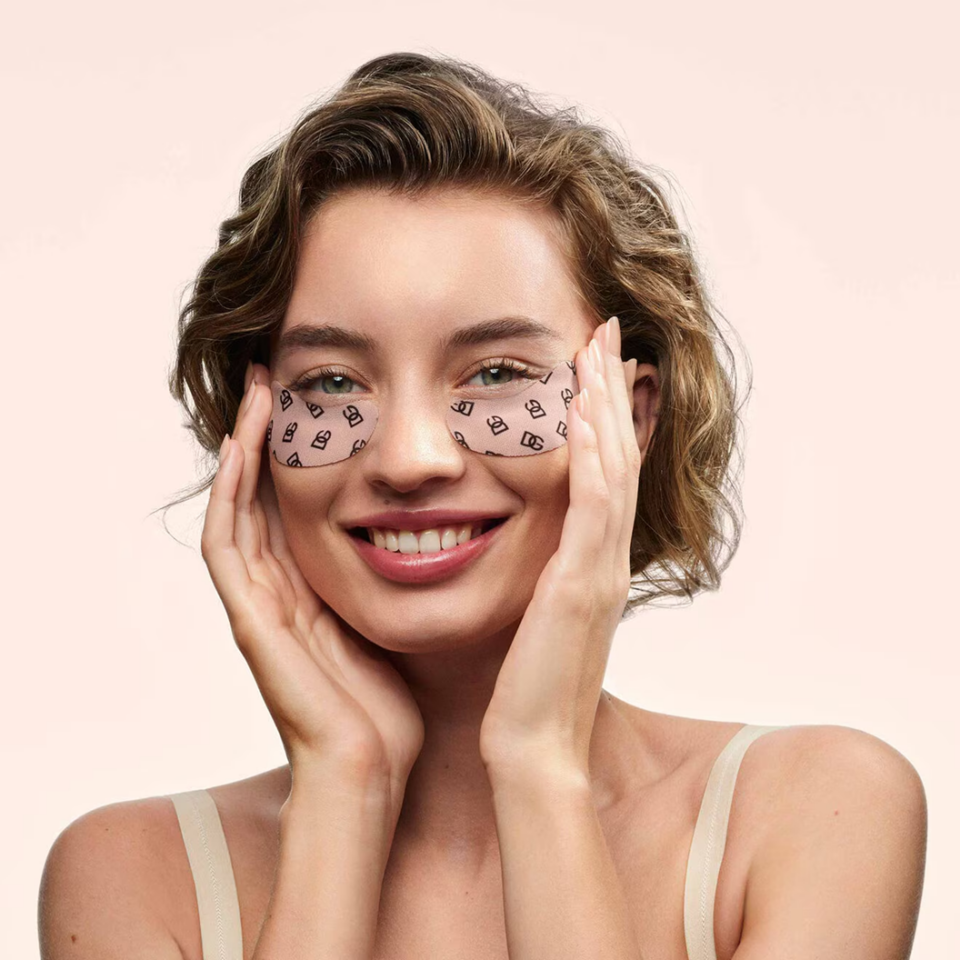 لصقات تحت العين جربيها لنتائج أكثر من رائعة