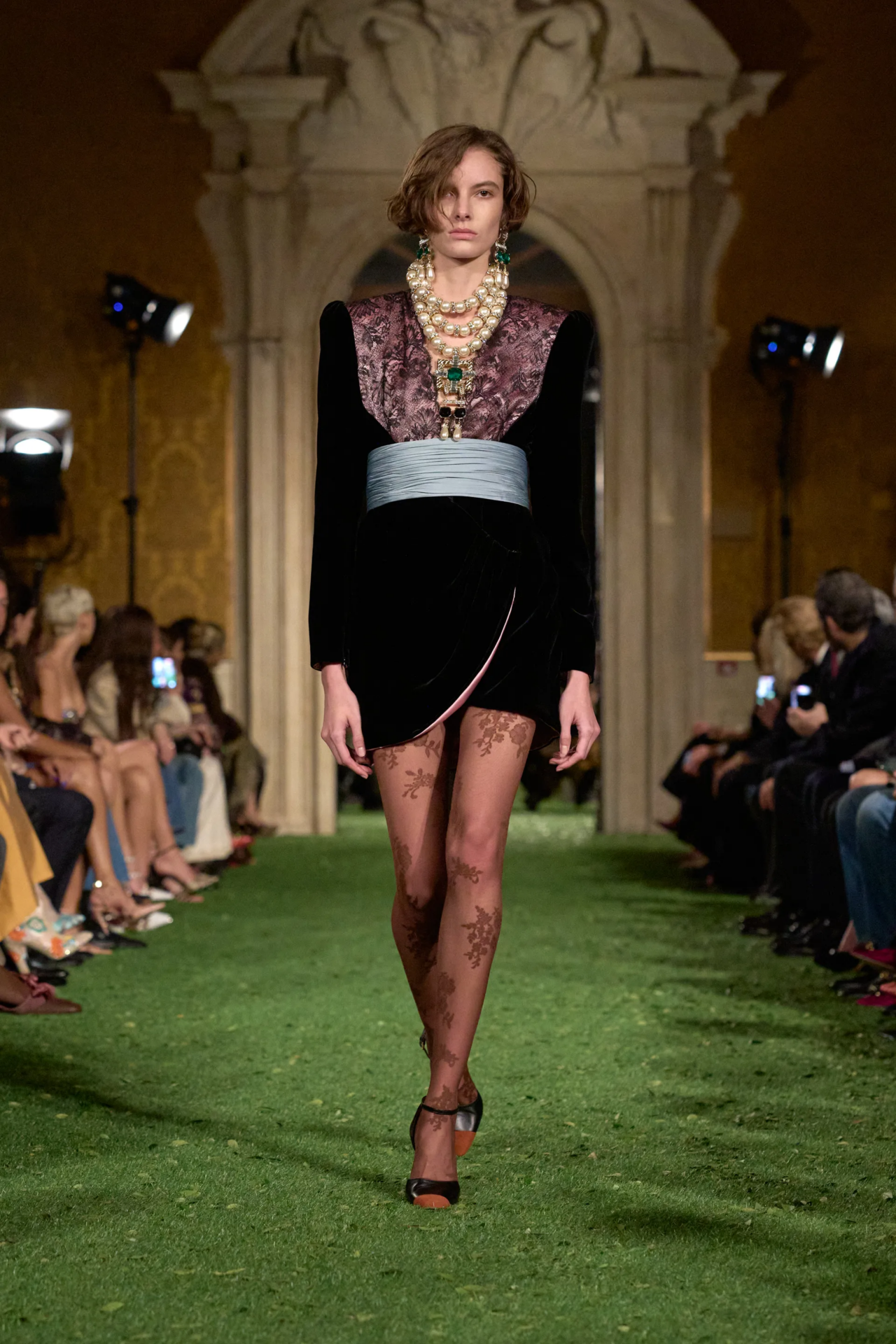 المدير الإبداعي Alessandro Michele يكشف عن مجموعة Valentino لشتاء 2026