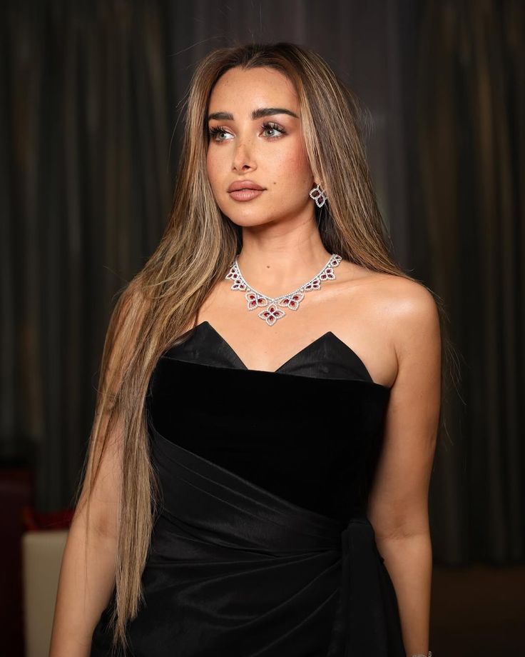 هنا الزاهد والمكياج المميز