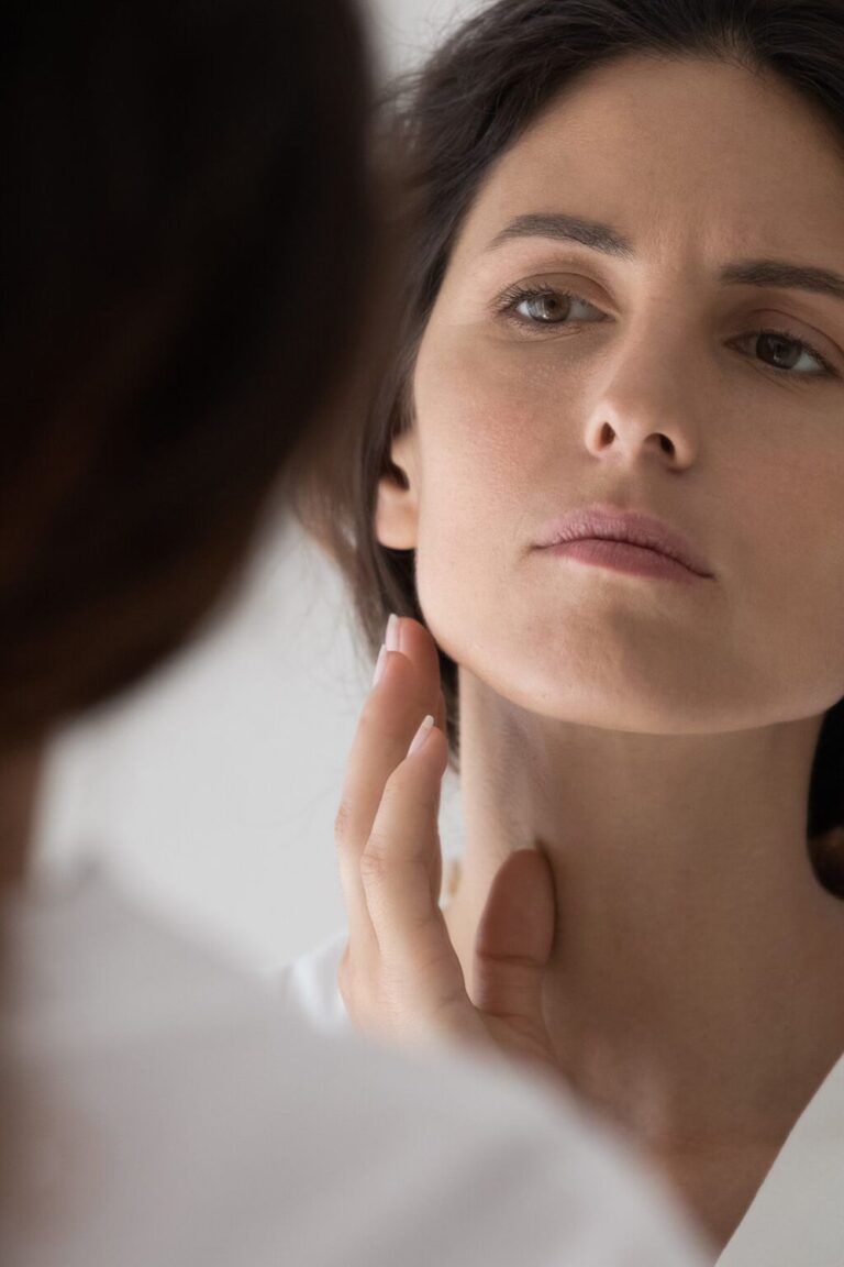 سواد الرقبة: الأسباب، الوقاية، وعلاجها للمرأة بشكل آمن