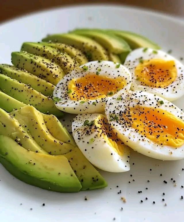 البيض المسلوق مع الافوكادو
