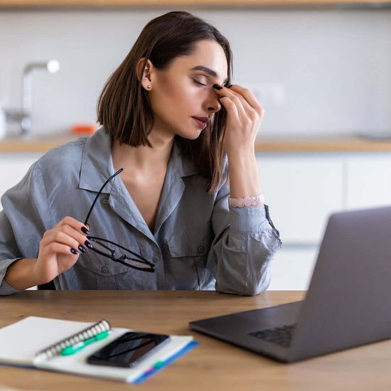 علاج صداع التوتر: استعيدي نشاطك خلال دقائق!