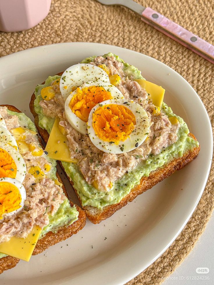 البيض المسلوق مع التونا على الخبز