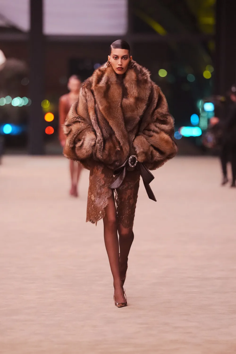 الدانتال والأقمشة الشفافة تطغى على عرض Saint Laurent لشتاء 2026