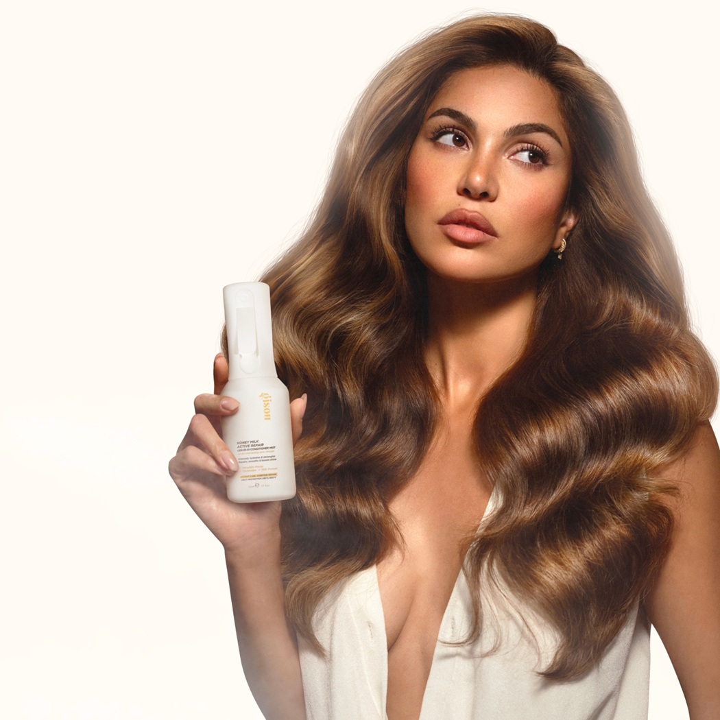Gisou تكشف عن رذاذ مبلسم من العسل والحليب لشعر صحي ولامع!