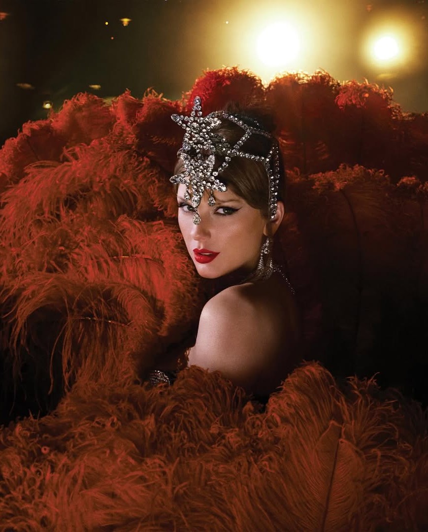 تايلور سويفت تحقق نجاحات باهرة وتتفوق على نجمات عالميات