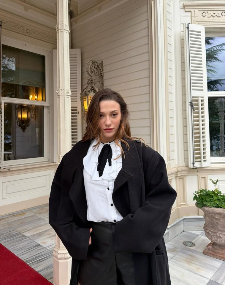 الشبه بين الممثلة سمية أيدوغان وسيريناي ساريكايا