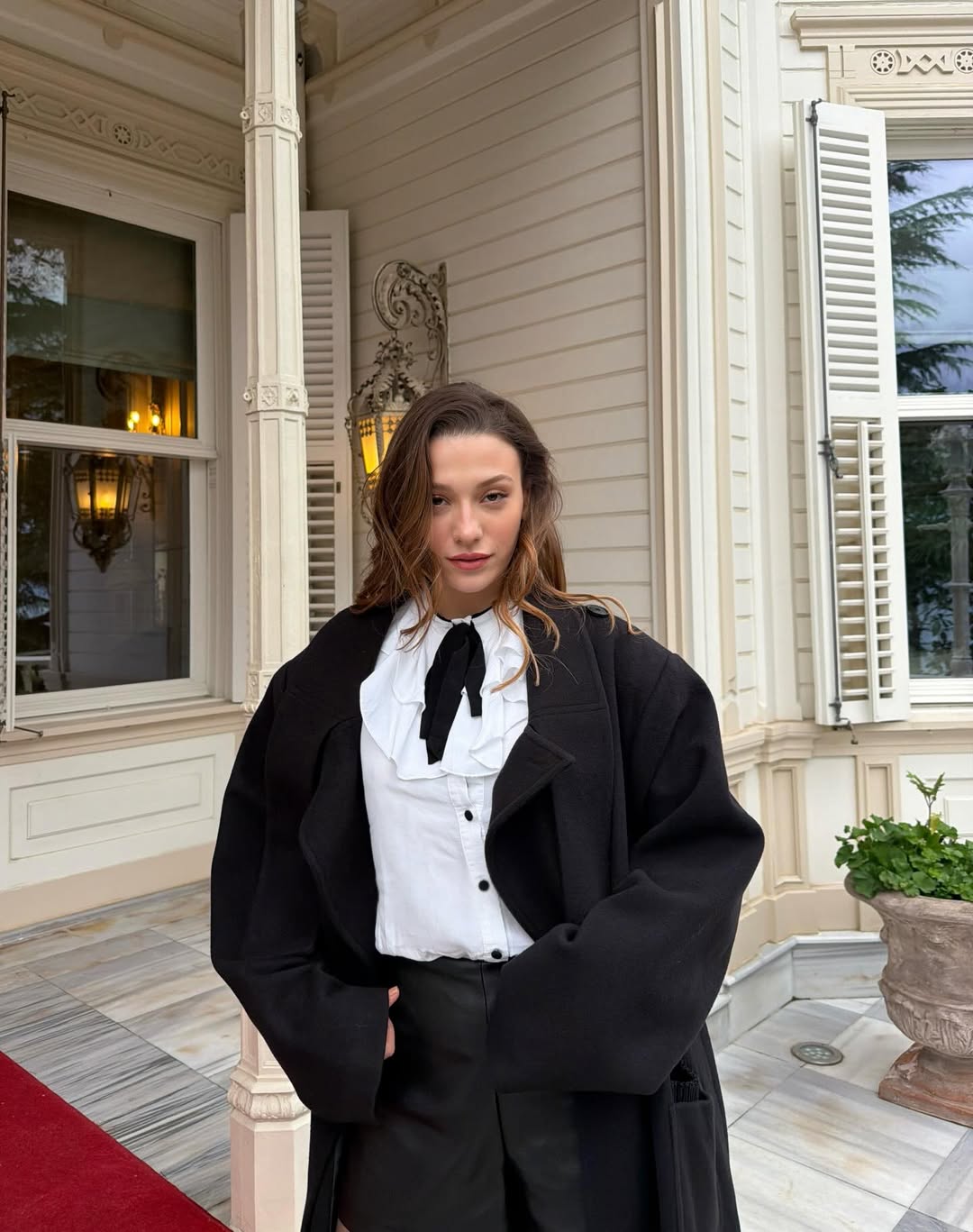 الشبه بين الممثلة سمية أيدوغان وسيريناي ساريكايا