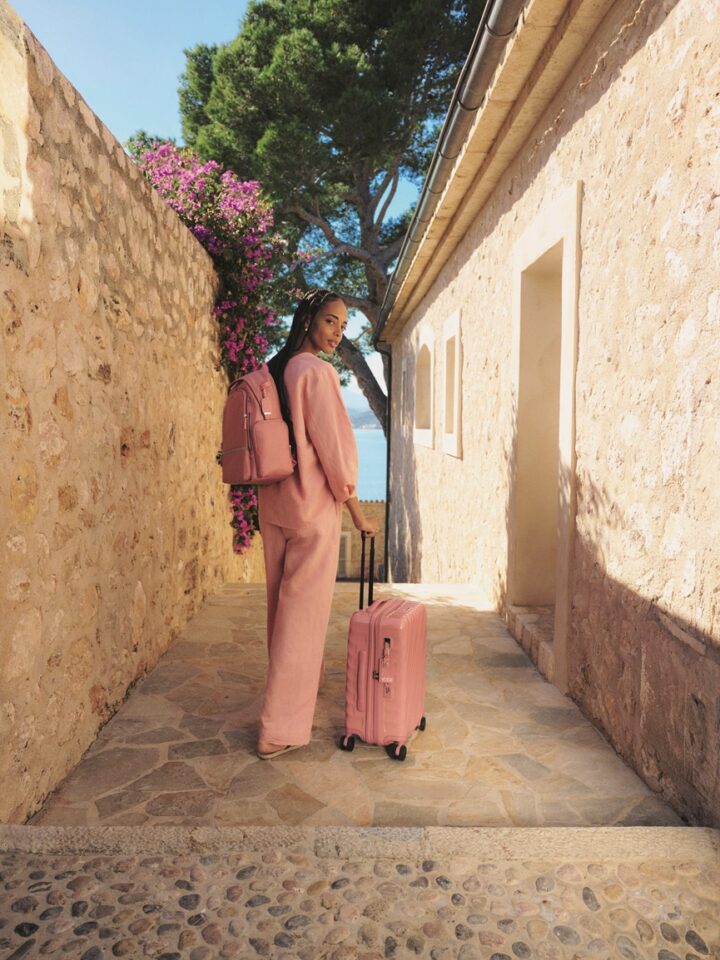 TUMI تكشف عن حملتها الجديدة لربيع 2026 من وحي ألوان البحر والشمس