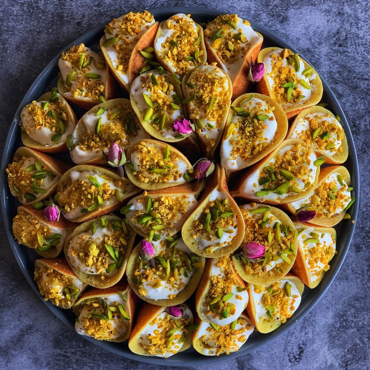 قطايف بالقشطة والمكسرات