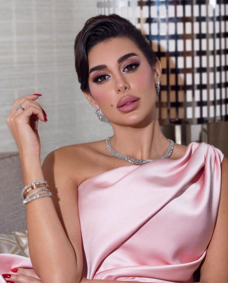 الوان الوجه: دليلكِ السري لاختيار الدرجات التي تبرز جمالك الطبيعي!