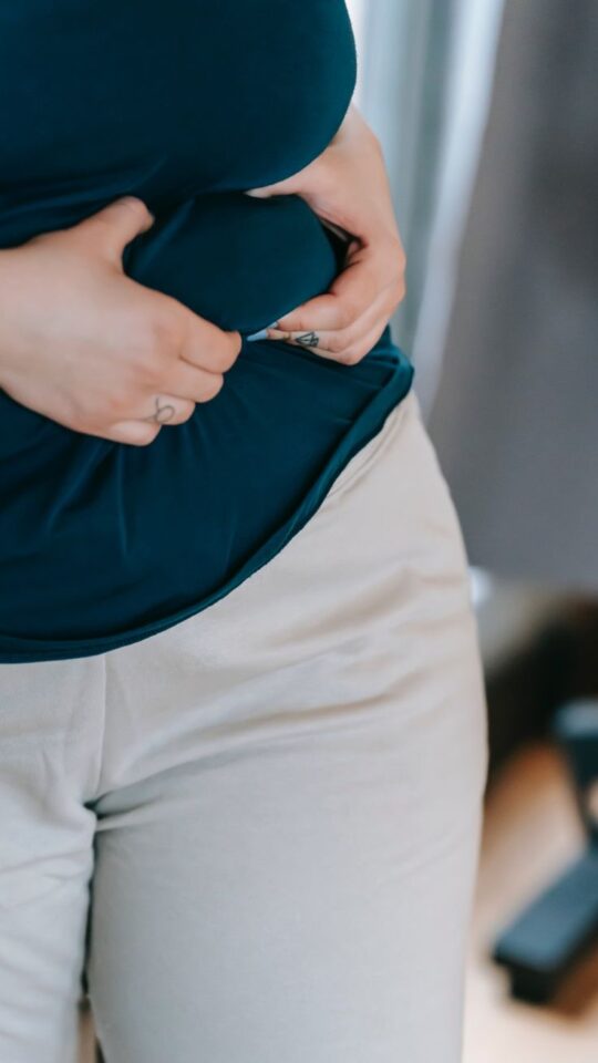 لماذا يحدث ترهل البطن بعد الولادة؟