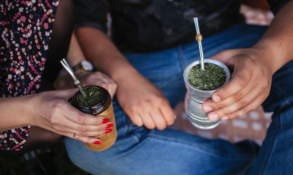 شرب المتة عادة في بعض المجتمعات