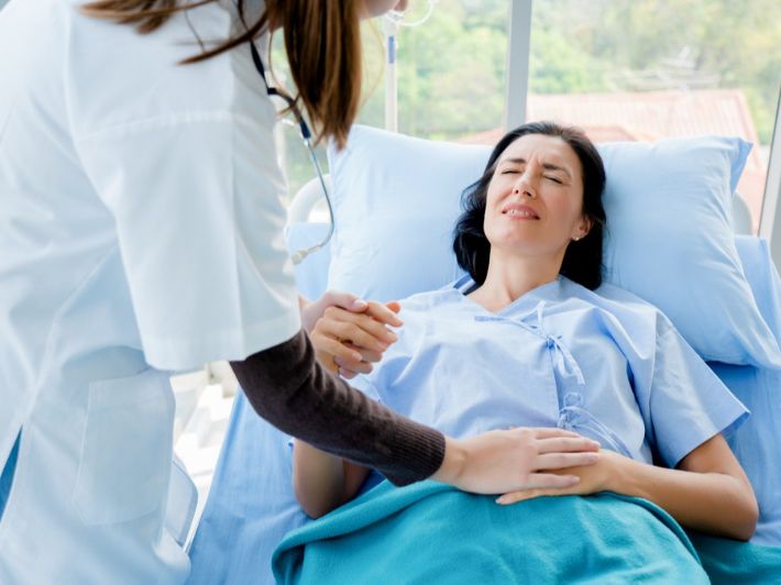 استشارة الطبيب ضرورية في حال المغص بعد الولادة