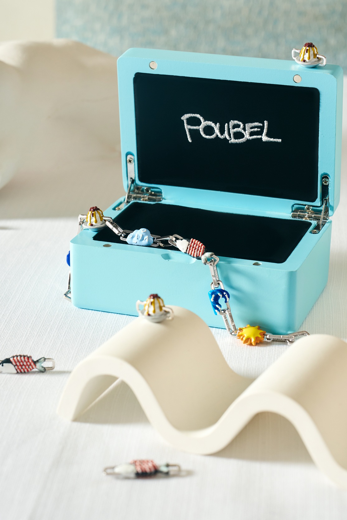 بين الثقافة والمائدة: GAIA تطلق طقم أساور بالتعاون مع Poubel