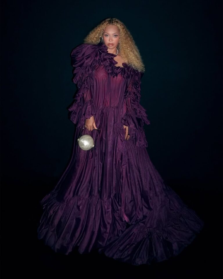 بيونسيه تطل بفستان بنفسجي مميز!