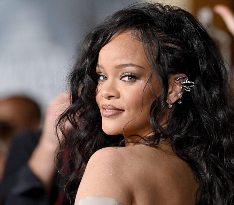 ريهانا تحقق أرقامًا قياسية مرة أخرى