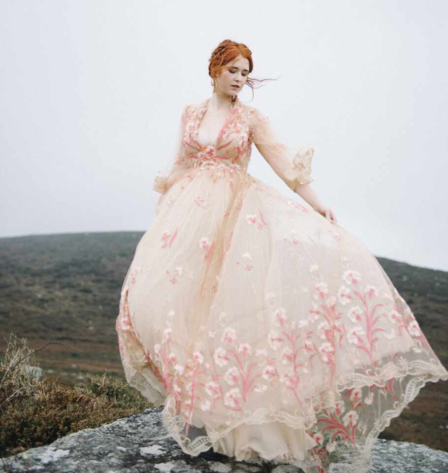 فساتين العهد الفيكتوري بين الكلاسيكية والترف