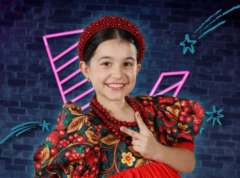 إيميليا مشتركة The Voice Kids التي احتلت القلوب ببراءتها وموهبتها
